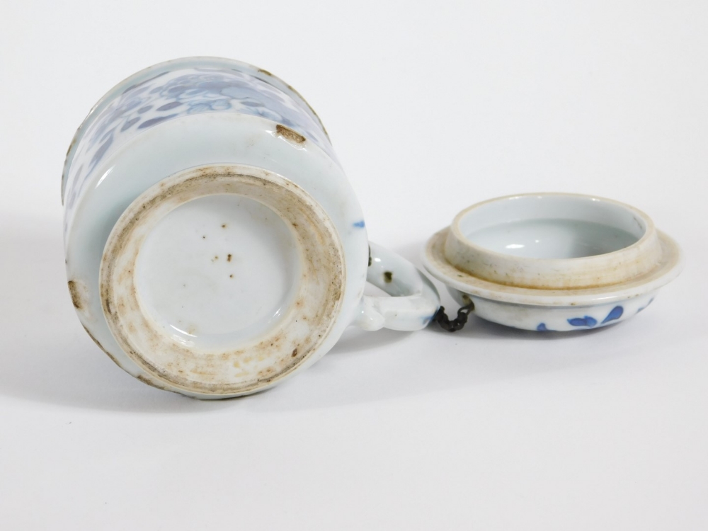 A 18thC Chinese pot and cover, of cylindrical form with blue and white floral decoration, 9cm high. - Image 4 of 4