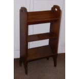 An early 20thC oak book stand, with pierced side handles and shaped end supports 91cm high, 50cm