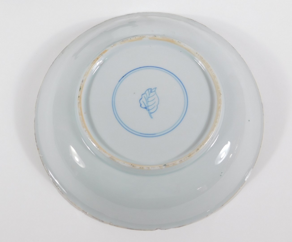 An 18thC Chinese porcelain saucer dish, decorated in famille verte colours with central basket - Image 4 of 4