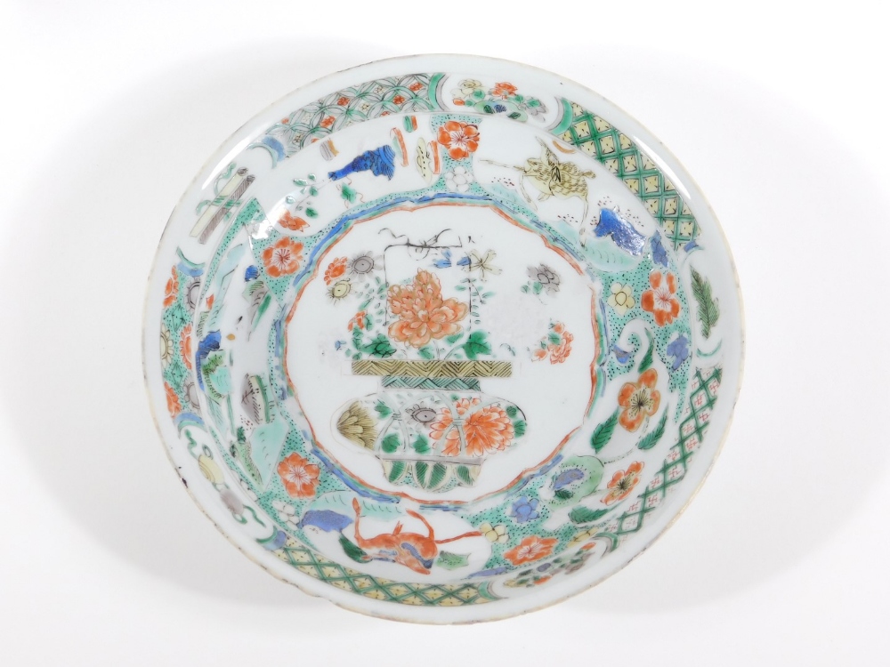 An 18thC Chinese porcelain saucer dish, decorated in famille verte colours with central basket - Image 2 of 4