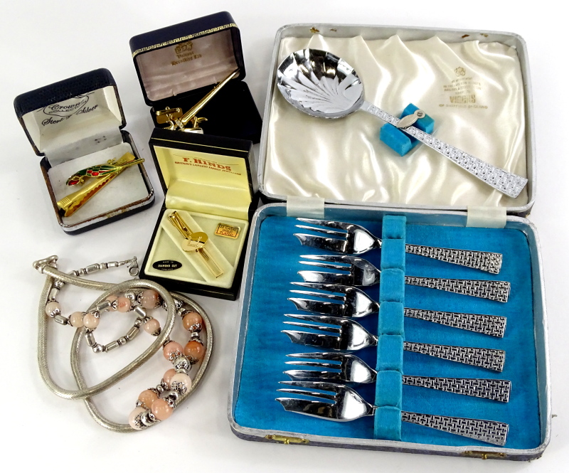 A quantity of mainly costume jewellery, to include a Masonic 22ct gold plated tie pin, parrot