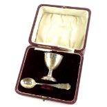 An Edward VII silver egg cup and spoon, in case, hallmarks for Birmingham 1902 and 1903, 1oz.