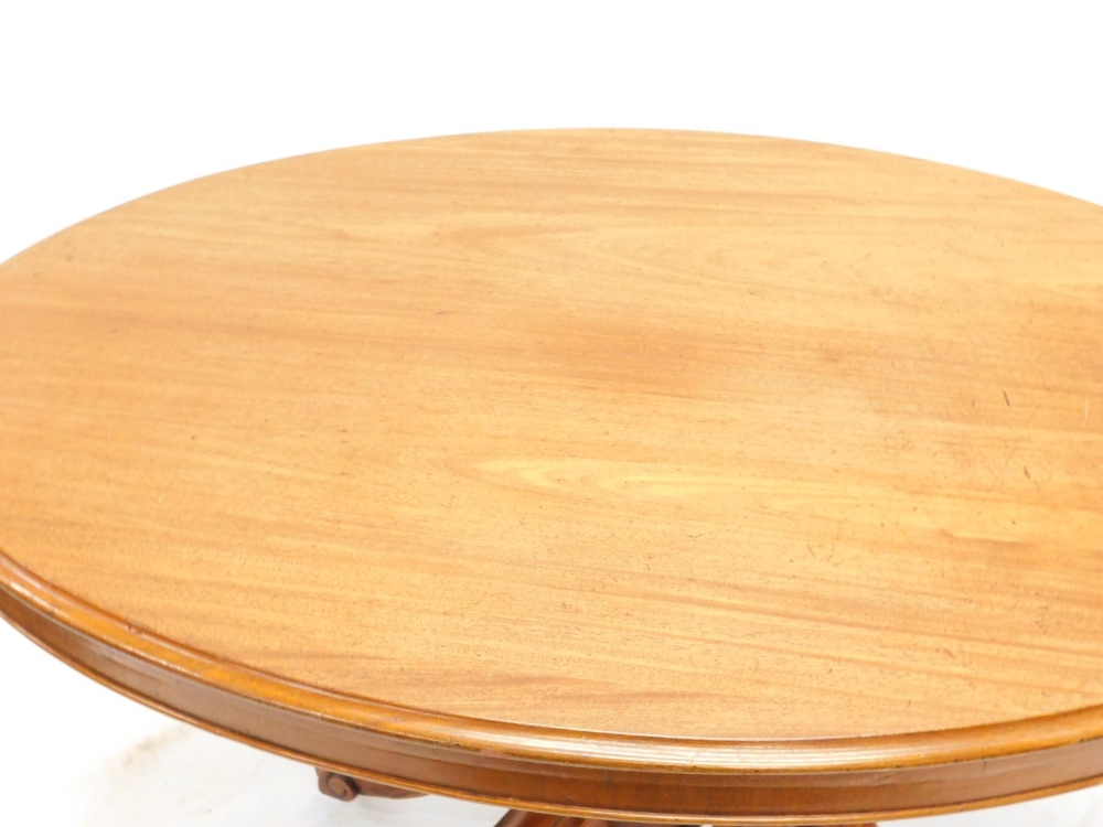 A Victorian mahogany oval breakfast table, the tilt top with a moulded edge, on a turned column - Bild 2 aus 2