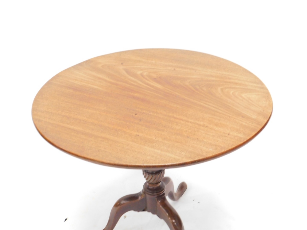 A George III mahogany tilt top table, the circular top on a turned column and tripod base, with - Bild 2 aus 2