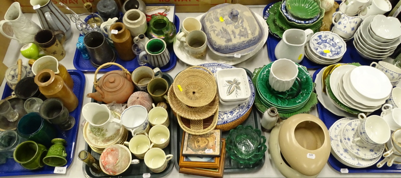 Decorative china and effects, to include a blue and white Willow pattern lidded tureen, stoneware