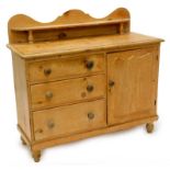A 19thC Lincolnshire type pine dresser, with a raised top above three drawers and a panelled door,