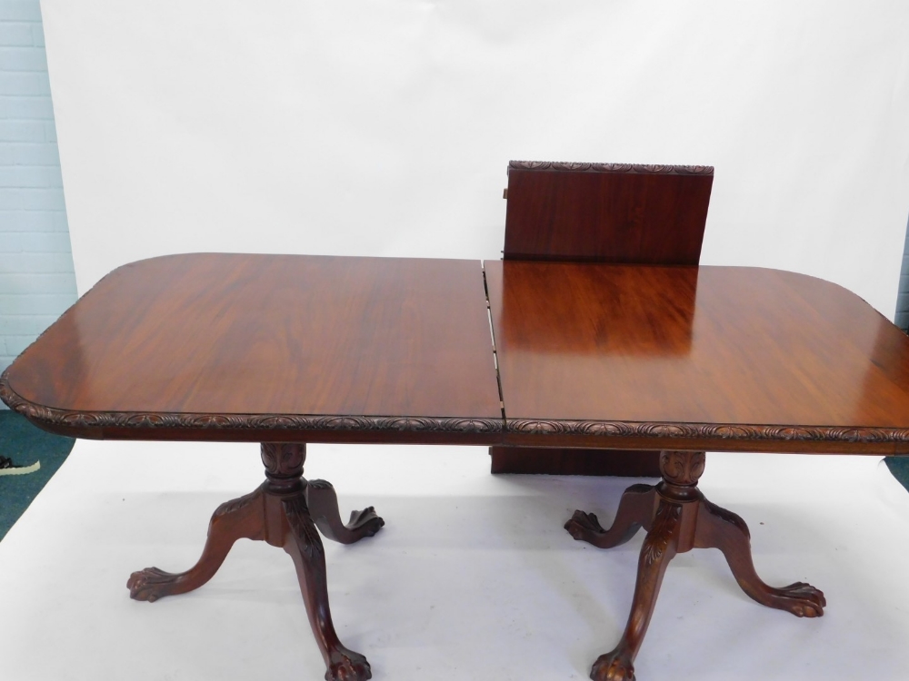 A mahogany two pillar dining table in George III style, the rectangular with rounded corners and a - Bild 2 aus 2