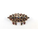A Victorian garnet Trembleuse oval floral brooch, set in yellow metal, 2.8g. (AF - one stone