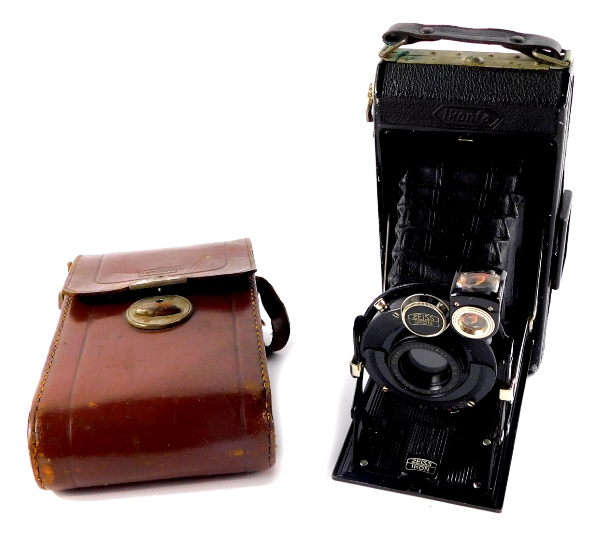 A Ziess Ikon Ikonta camera, with a Novar - Anstigmat 1:6, 3F=10, 5cm lens, no 1032789, cased.