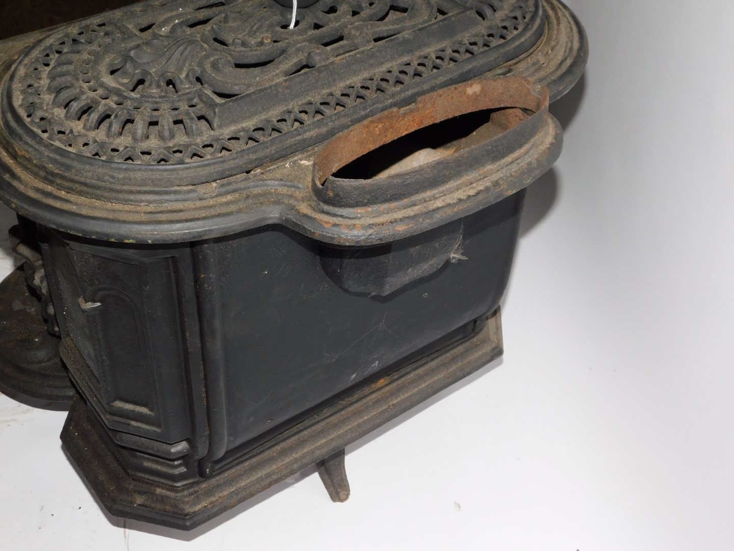 A Victorian cast iron kitchen range by The Columbian Stove Works., of oval form, with a pierced - Image 4 of 4