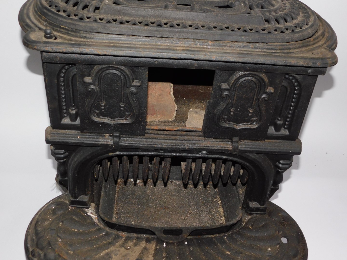 A Victorian cast iron kitchen range by The Columbian Stove Works., of oval form, with a pierced - Image 2 of 4