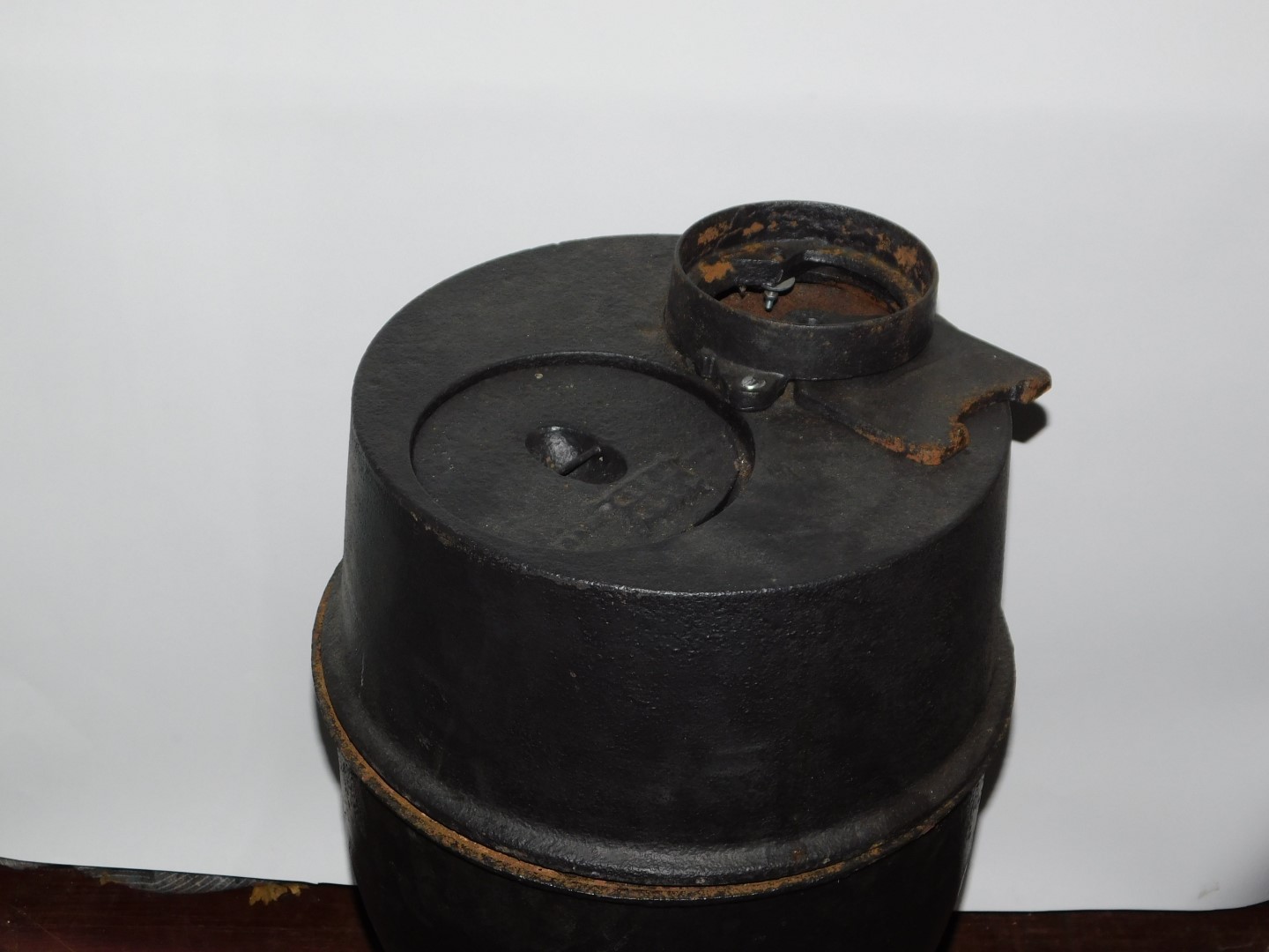 A Scottish early 20thC cast iron pot belly stove, by Smith & Wellstood Ltd, Patentees & - Image 2 of 4