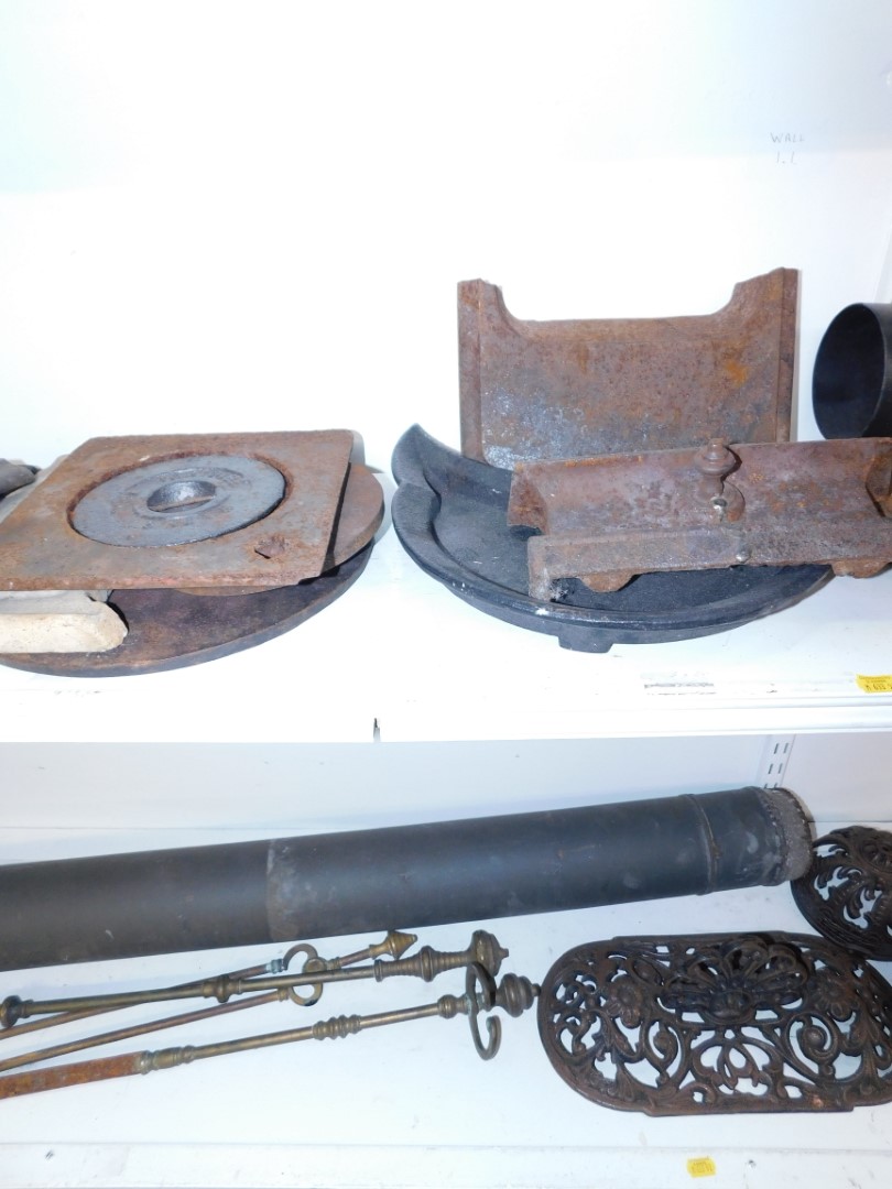 Assorted cast iron stove paraphernalia, including flue pipes, hoppers, stands and caps, together - Image 3 of 5