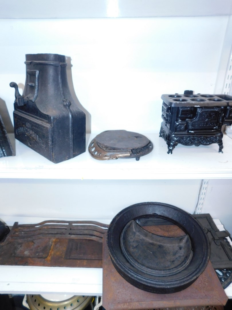 Assorted cast iron stove paraphernalia, including flue pipes, hoppers, stands and caps, together - Image 5 of 5