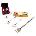 A Victorian silver napkin ring, cased, Birmingham 1898, an Edward VII toasting fork with silver