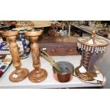 A set of six graduated copper saucepans, with brass handles, wood and metal table lamp (AF), and a