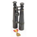 A pair of R&C Avizard of Paris binoculars, and a 1914-1918 commemorative medallion. (2)