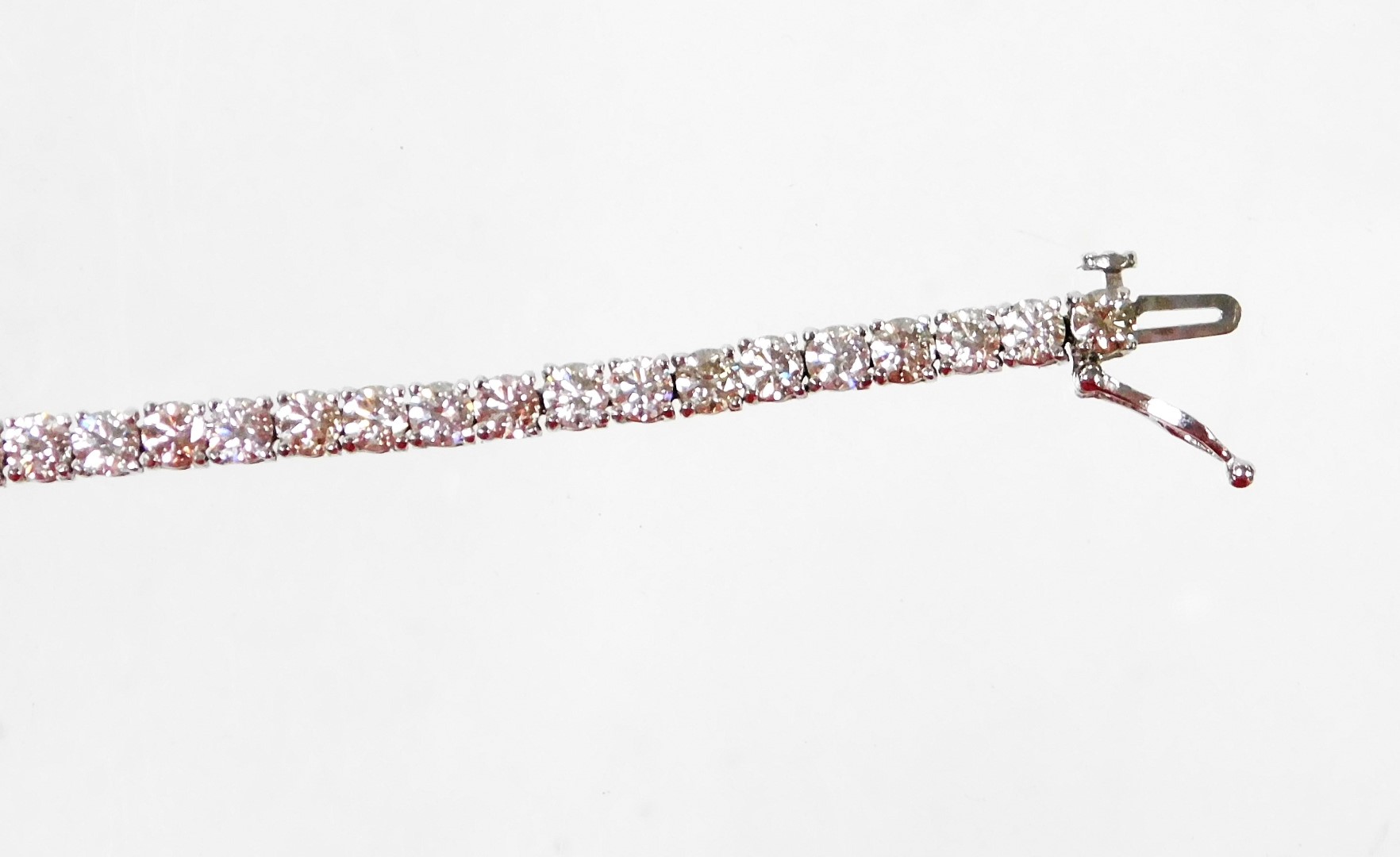 A diamond tennis bracelet, set with round brilliant cut diamonds, totalling approx 9.25cts, in white - Image 3 of 5