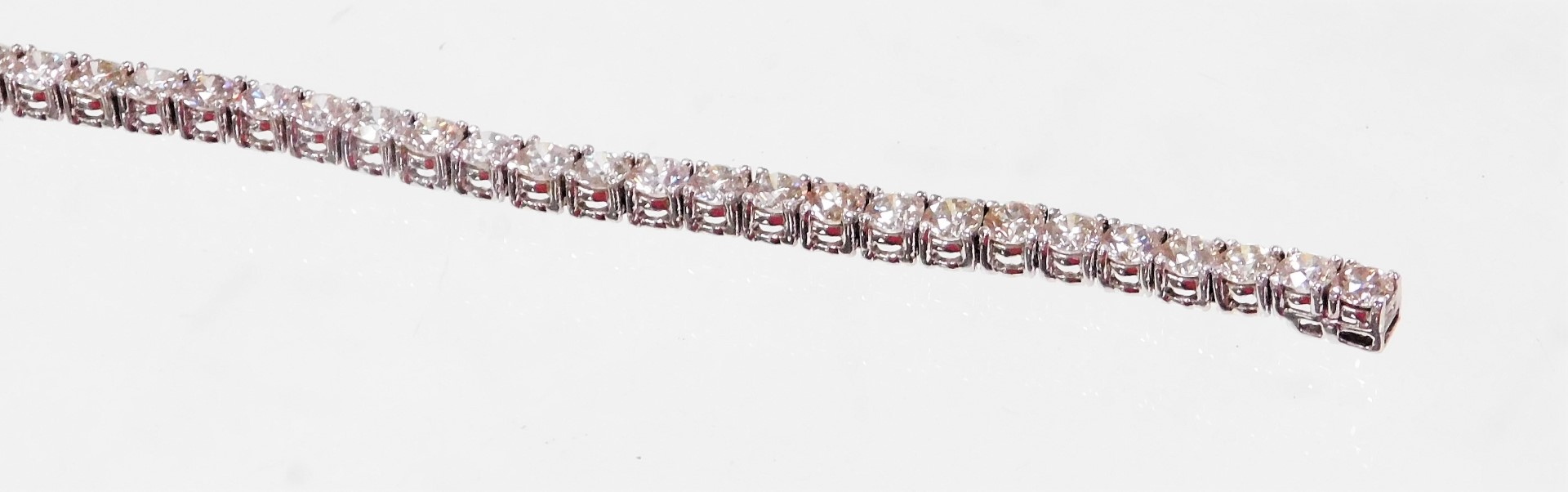 A diamond tennis bracelet, set with round brilliant cut diamonds, totalling approx 9.25cts, in white - Image 4 of 5