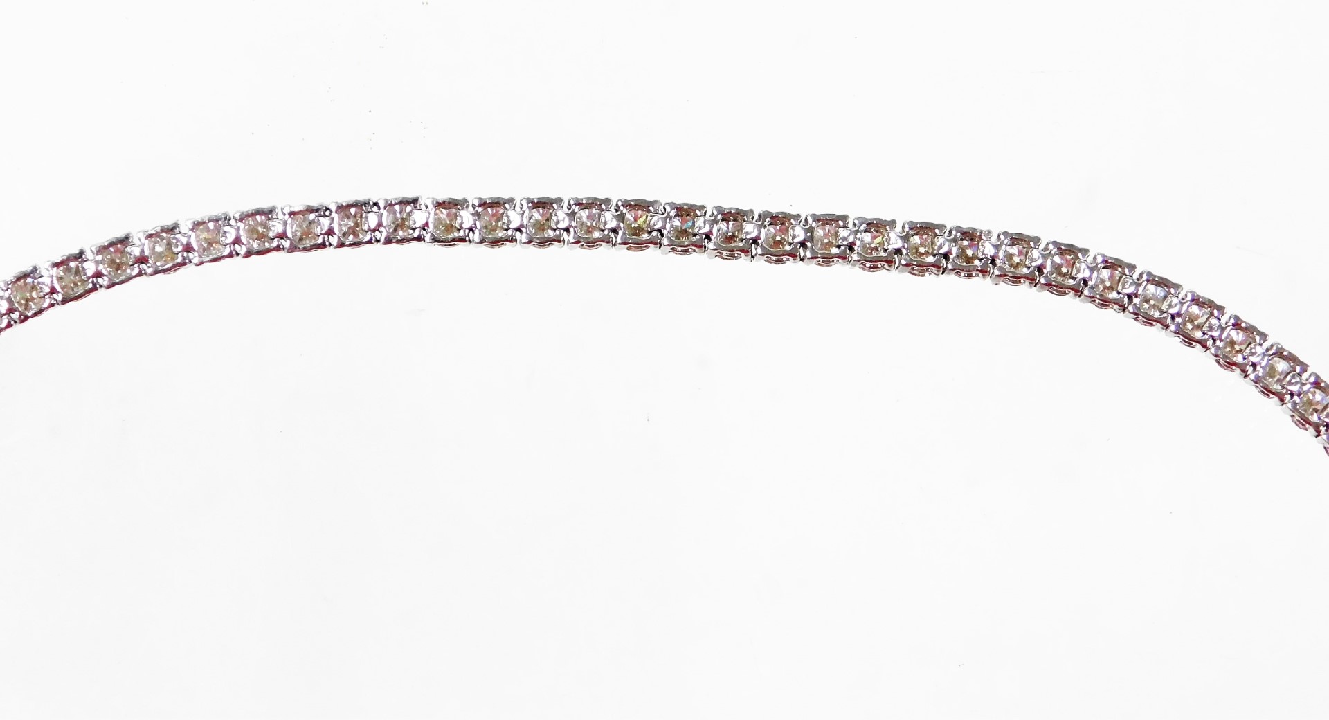 A diamond tennis bracelet, set with round brilliant cut diamonds, totalling approx 9.25cts, in white - Image 5 of 5