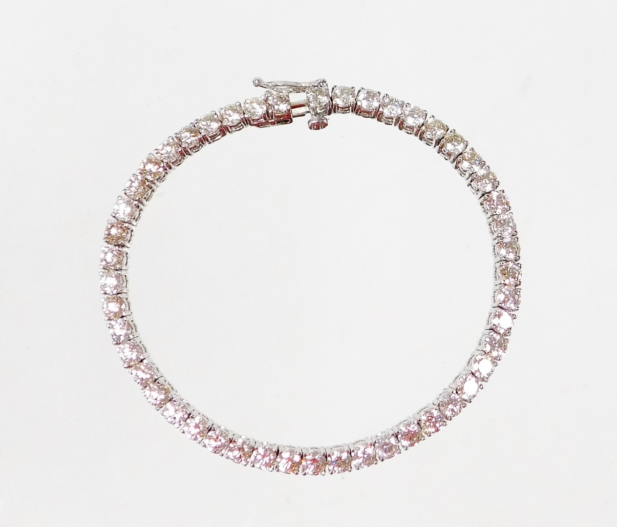 A diamond tennis bracelet, set with round brilliant cut diamonds, totalling approx 9.25cts, in white - Image 2 of 5