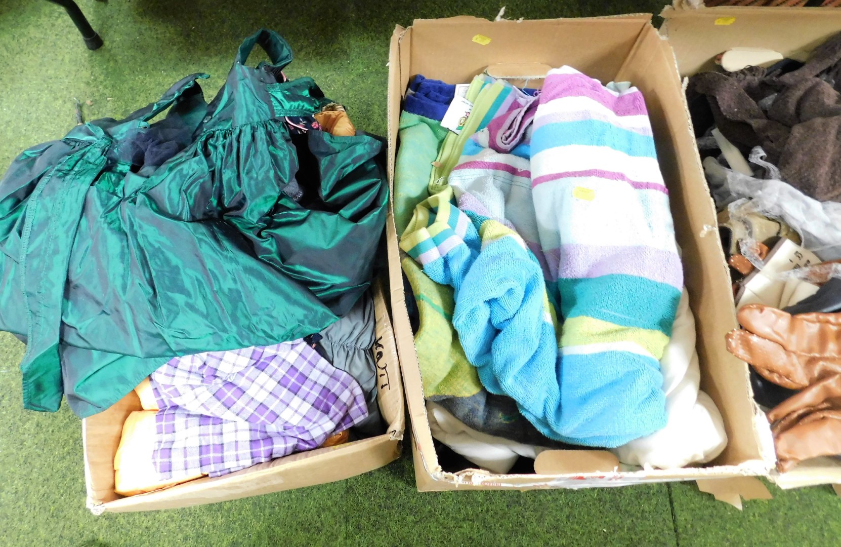 *Various clothing, tablecloths, tea cloths and throws, work gloves, towels, children's Halloween - Image 3 of 6