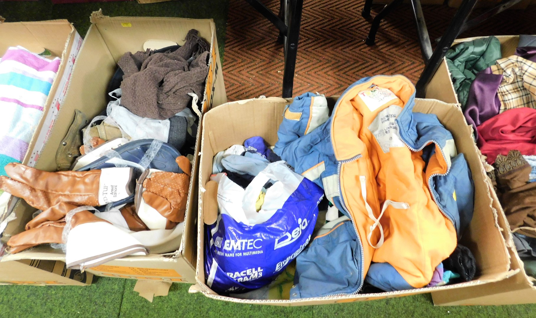 *Various clothing, tablecloths, tea cloths and throws, work gloves, towels, children's Halloween - Image 4 of 6