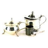 A collection of small silver, to include a mustard pot with blue glass liner, Sheffield 1927, a