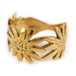 A 9ct gold dress ring, with three daisy shaped design, ring size O, 5g.
