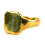 An Edward VII 9ct gold gentleman's signet ring, with an octagonal shaped crest, on a plain band,