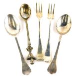 A collection of small silver, to include two pickle forks, Sheffield 1905, two teaspoons,