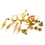 Various 9ct gold and other earrings, to include a pair of knotted hoops, a pair of box design hoops,