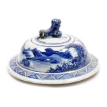 An Chinese porcelain lid, with dog of fo knop above a landscape and a geometric band, 19thC, 10cm