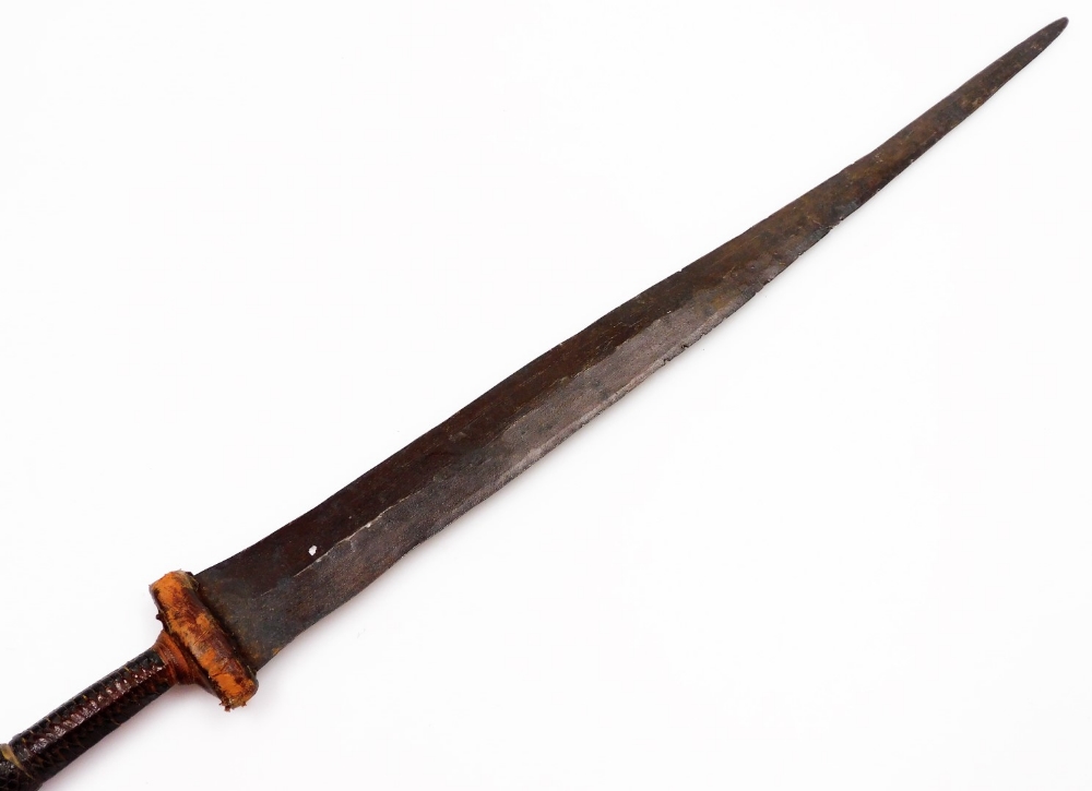 An African tribal knife, with tapering blade, turned handle with metal arrowhead pommel, 68cm wide. - Image 5 of 5