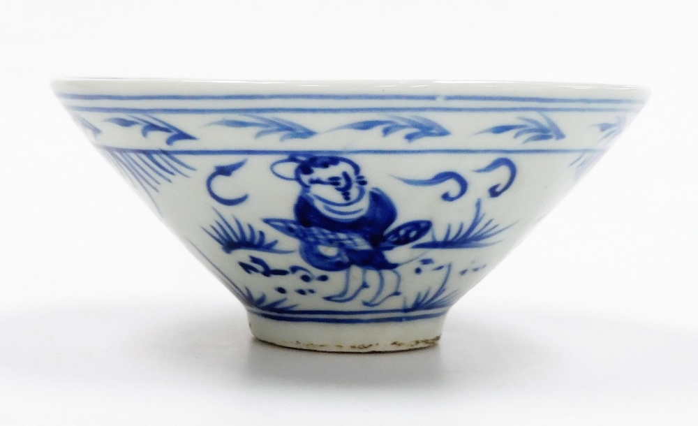 A group of Chinese porcelain, comprising a floral decorated Chinese Imari bowl decorated with - Image 7 of 25