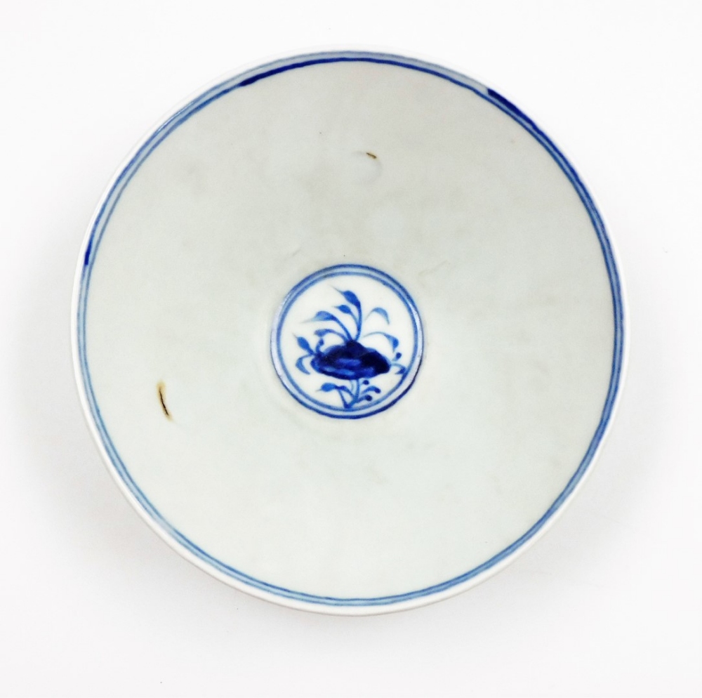 A group of Chinese porcelain, comprising a floral decorated Chinese Imari bowl decorated with - Image 10 of 25