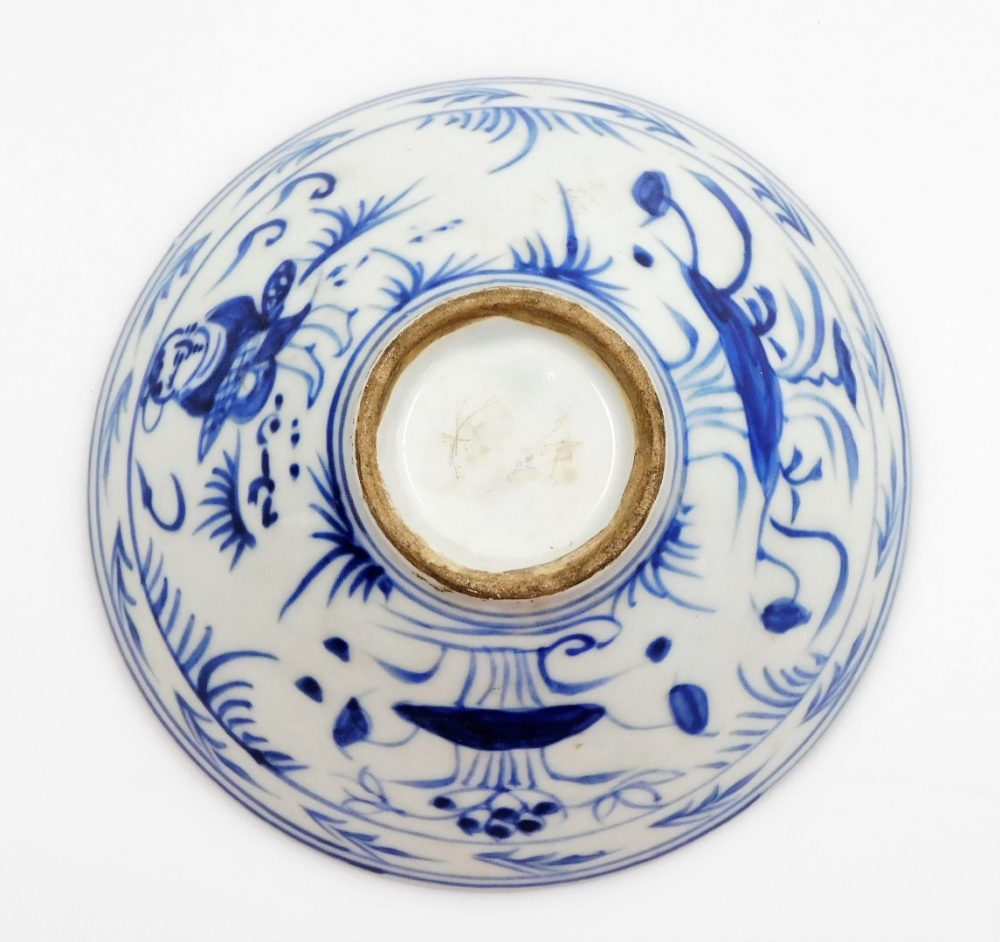 A group of Chinese porcelain, comprising a floral decorated Chinese Imari bowl decorated with - Image 11 of 25