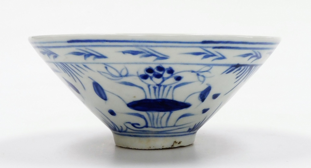 A group of Chinese porcelain, comprising a floral decorated Chinese Imari bowl decorated with - Image 9 of 25
