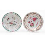 An 18thC Chinese porcelain plate, in famille rose palette, decorated with flowers within an outer