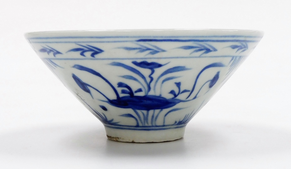 A group of Chinese porcelain, comprising a floral decorated Chinese Imari bowl decorated with - Image 8 of 25