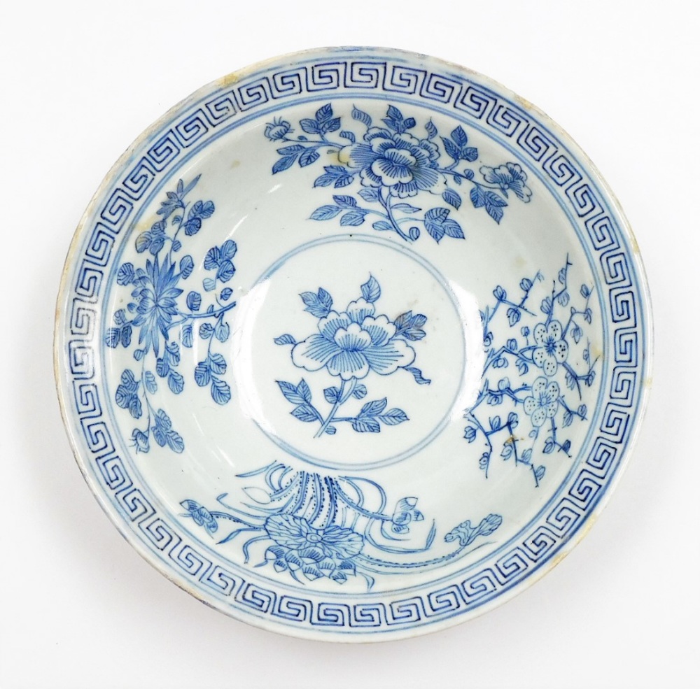 A group of Chinese porcelain, comprising a floral decorated Chinese Imari bowl decorated with - Image 19 of 25