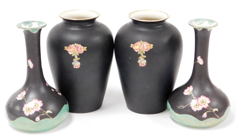 A group of Crown Devon wares, to include a pair of Crown Devon vases with rose decoration, and two a - Bild 2 aus 4