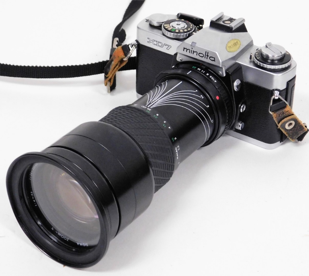A small group of camera equipment, comprising a Minolta XD7 camera, with a Sigma 1-4/5.6 200mm multi - Bild 2 aus 4