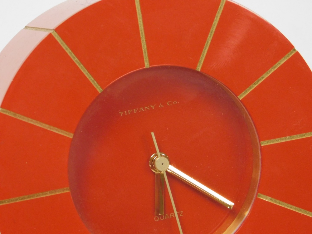 A Tiffany & Co 1980s travel clock, in a red case with gold banding, quartz battery movement, in a br - Bild 2 aus 4