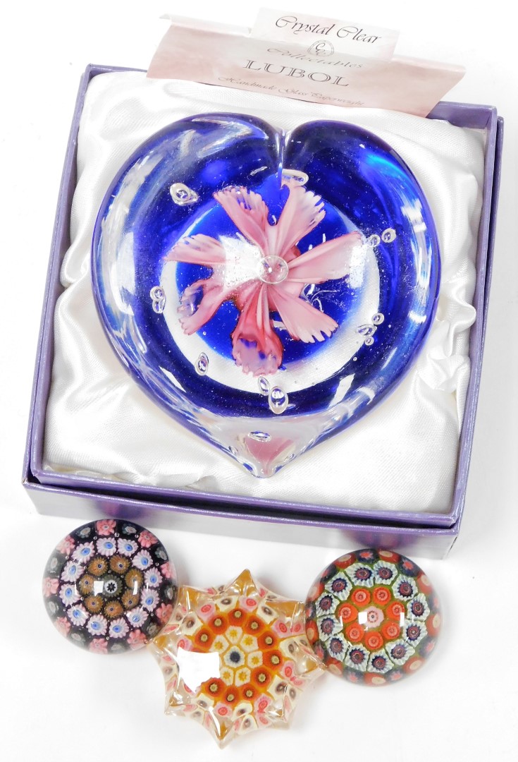 A group of paperweights, to include a Crystal Clear Collectables Lubol glass paperweight in presenta - Image 2 of 2