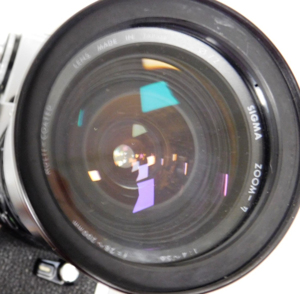 A small group of camera equipment, comprising a Minolta XD7 camera, with a Sigma 1-4/5.6 200mm multi - Bild 3 aus 4