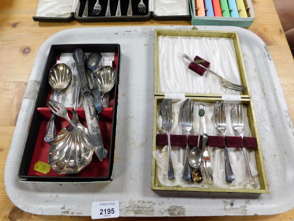 A group of silver plated and other wares, to include cased cake forks, serving spoons, butter knives - Bild 3 aus 3