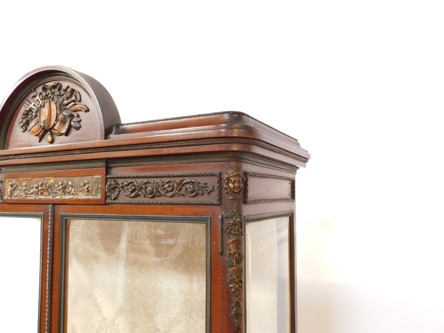 A late 19thC Louis XVI style mahogany vitrine, with metal mounts, the domed pediment cast centrally - Bild 2 aus 6