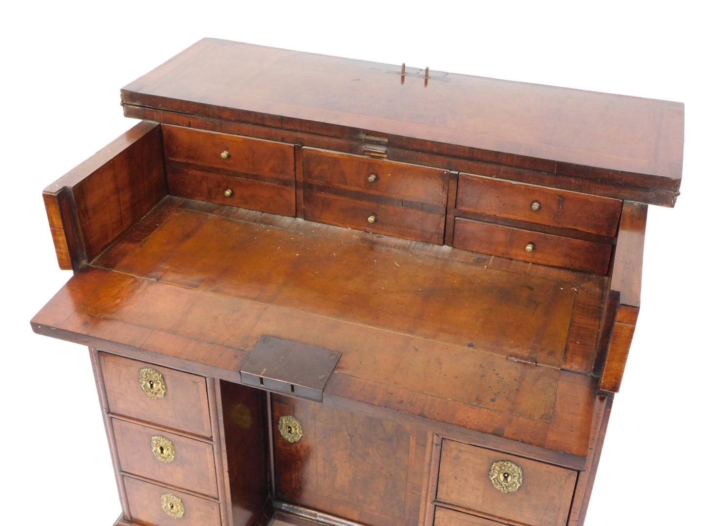 An early 18thC and later adapted walnut kneehole bachelor's secretaire chest, with folding top and r - Bild 7 aus 11