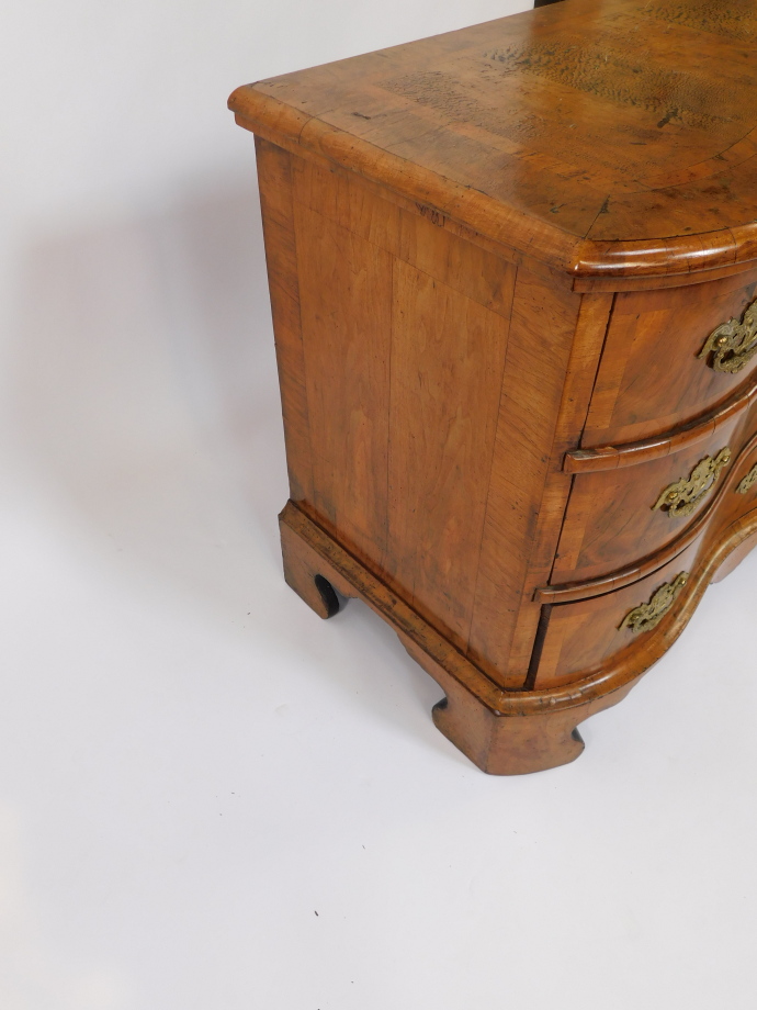 An early 19thC Dutch walnut serpentine chest, with deep cross banded and moulded top over three draw - Bild 6 aus 8